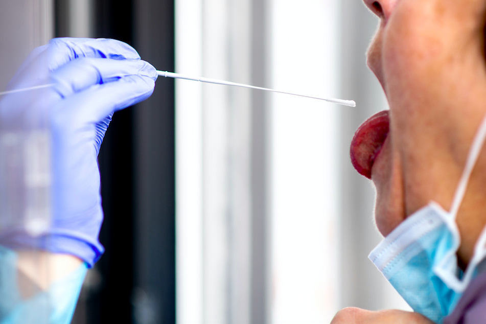 Eine Frau lässt sich auf das Coronavirus testen.