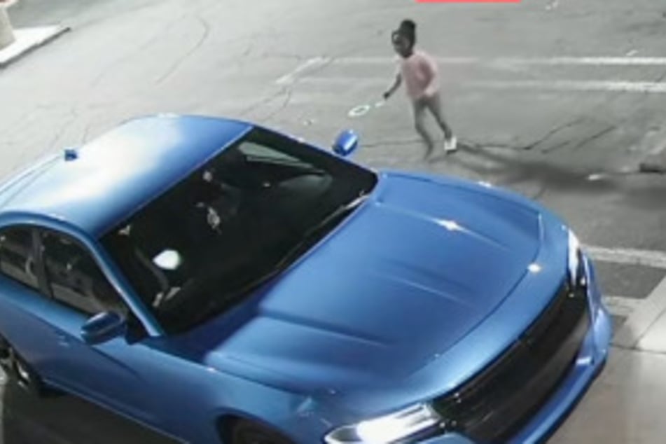 Das Mädchen rannte zu Maz, um sie um Hilfe zu bitten.