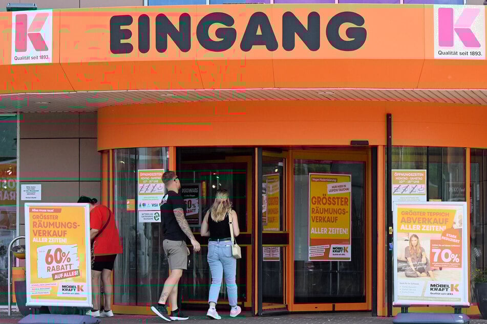 Das Erscheinungsbild des Einrichtungshauses wird dazu entsprechend angepasst. So soll künftig unter anderem das markante rote Höffner-Tor den Eingangsbereich zieren.