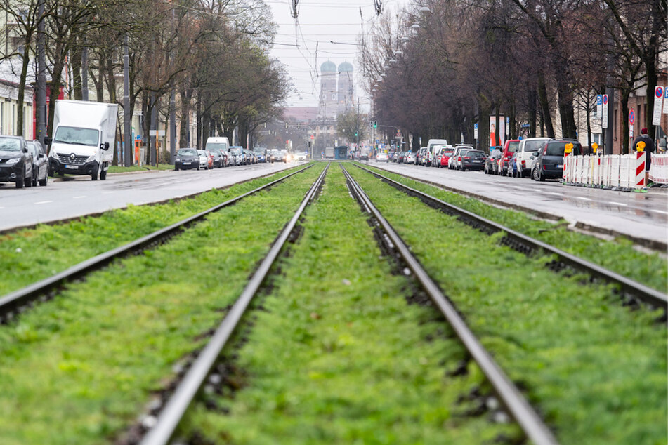 Die Dachauer Straße in München ist am ersten Tag der Ausgangsbeschränkungen fast frei von Fahrzeugen.