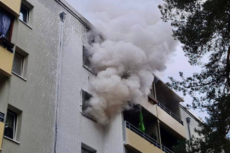 Dichter Rauch schlägt aus der Wohnung im vierten Stock.