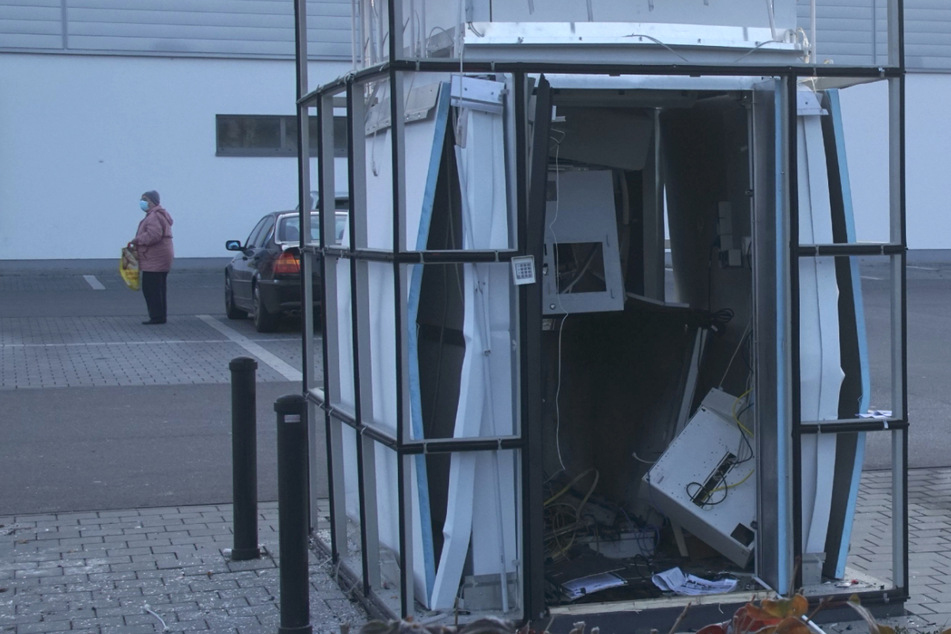 Täter sprengen Geldautomat und fliehen mit der Beute