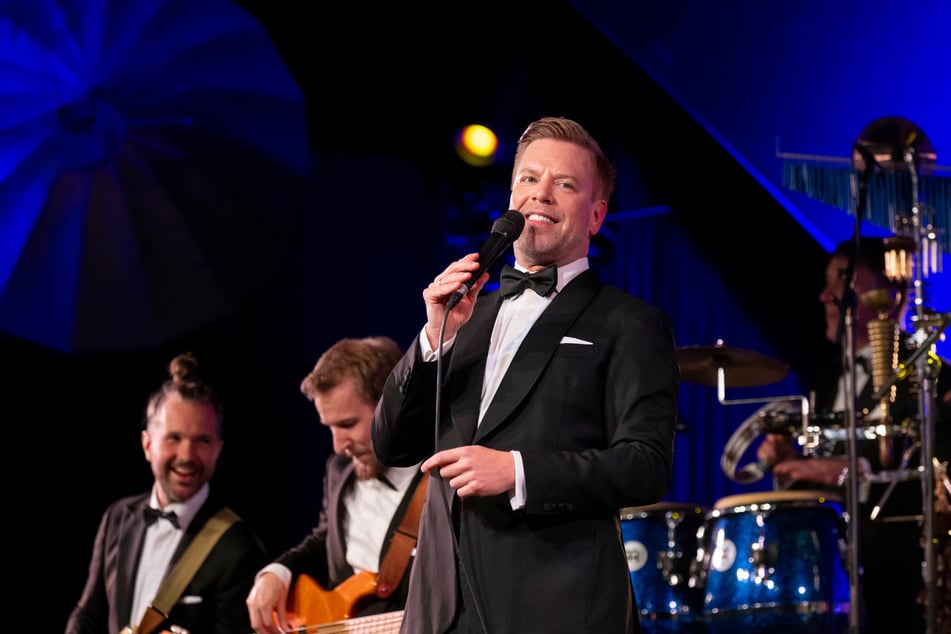 Swing-Sänger Tom Gaebel (50) mit seiner Big Band 2023 zu Gast bei den Jazztagen Dresden.