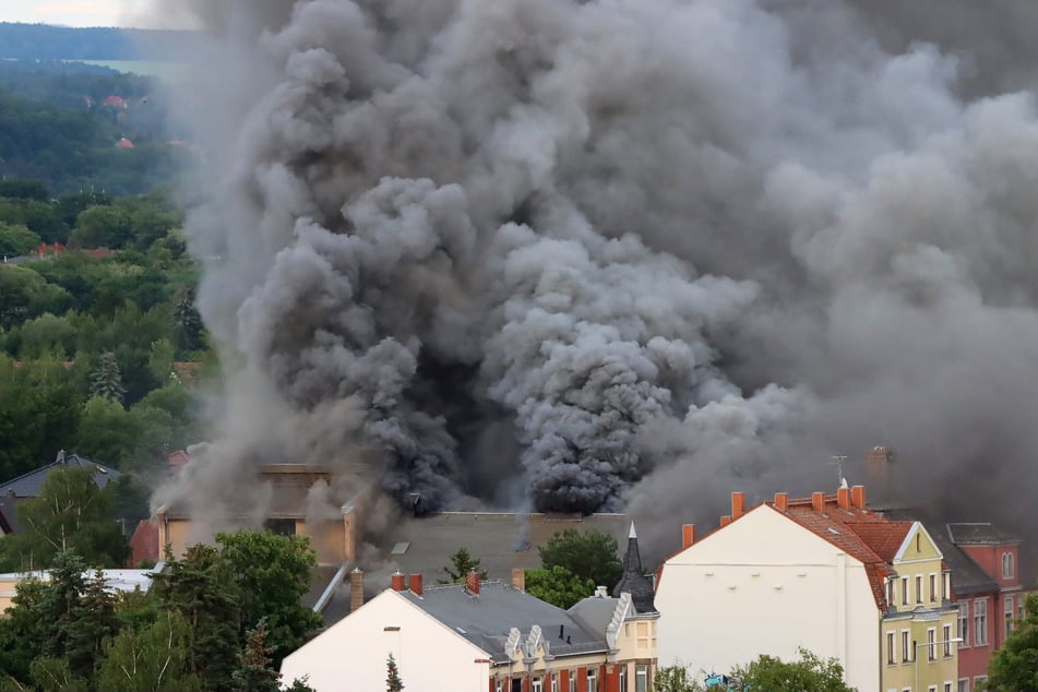 Dichte Rauchwolken zogen am Freitag über Dresden.