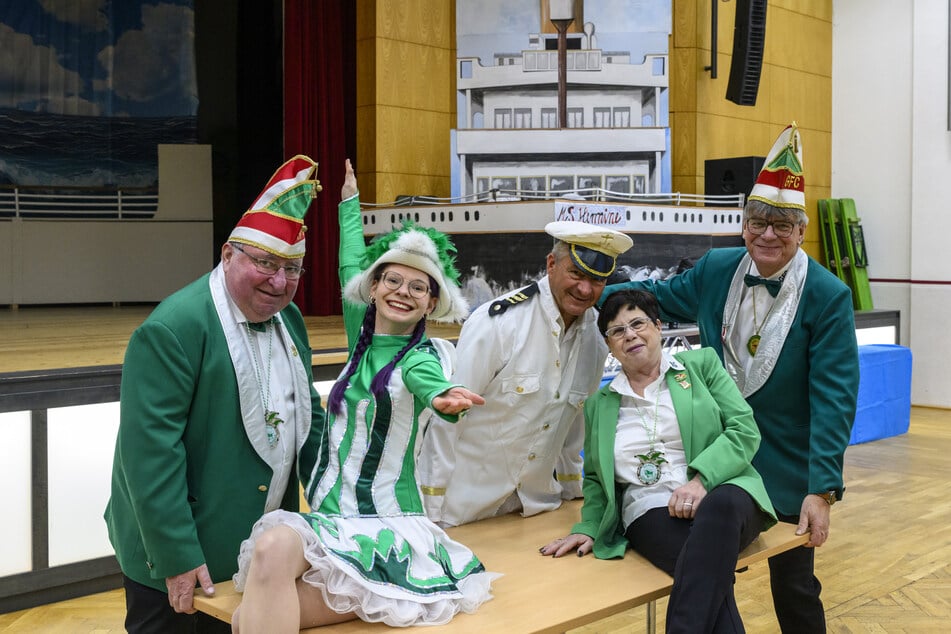 Die Grünaer Narren Robert Schott (60, v.l.), Morena Borchert (25), Kapitän Lutz Neubert (55), Kerstin Altermann (66) und Michael Wirth (65) freuen sich auf die Traumschiff-Party.