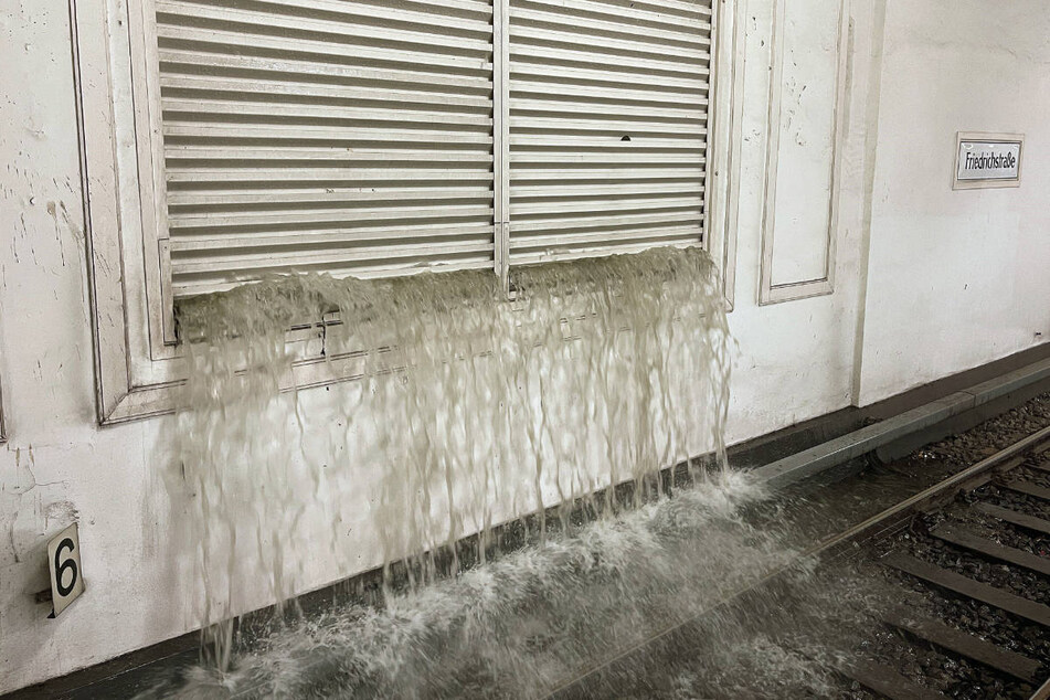 Durch den Starkregen in Mitte ist Wasser durch ein Lüftungsgitter in den U-Bahnhof Friedrichstraße eingedrungen.