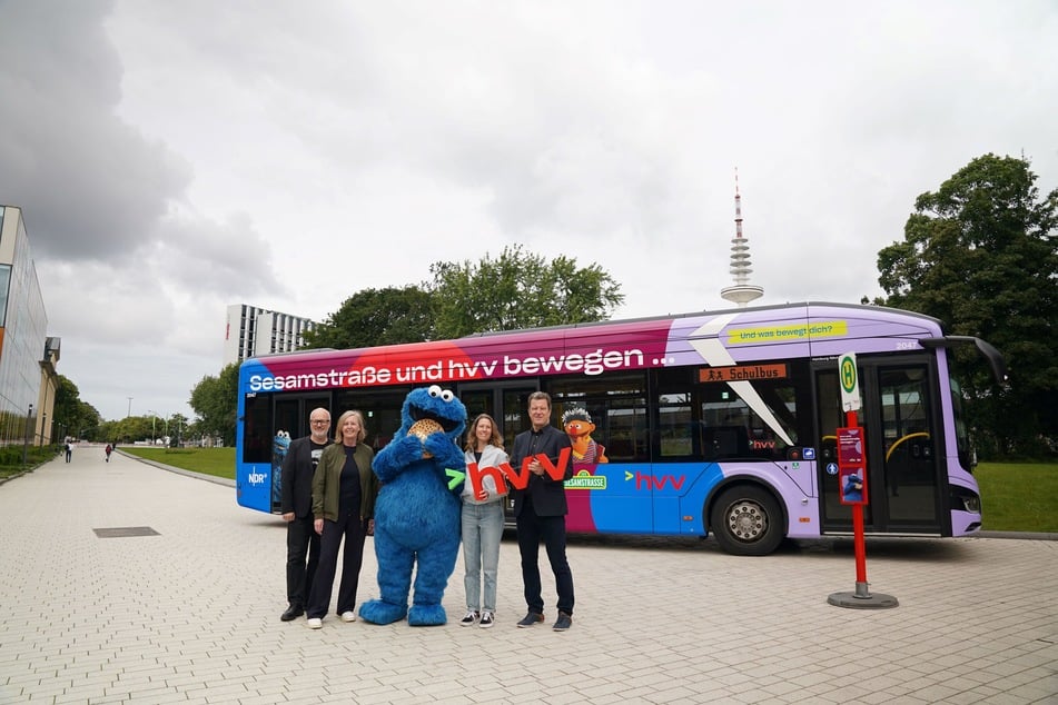 Das Krümelmonster scheint sich ebenfalls über den neuen Bus zu freuen.