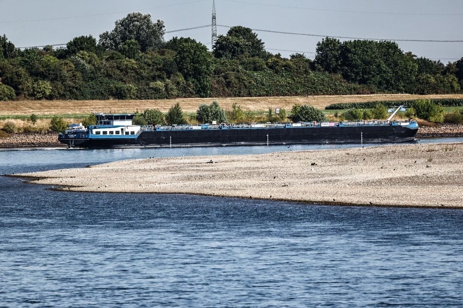 Der Rheinpegel bei Köln droht auf einen historischen Tiefstand zu sinken.