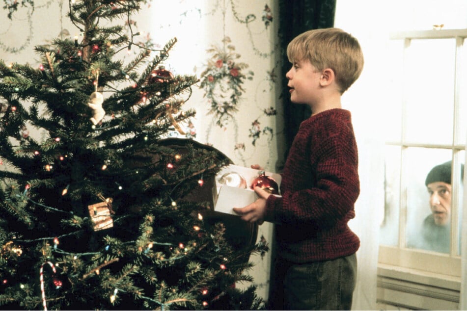 Ein Schuljunge nimmt es mit zwei Verbrechern auf. Seit 1990 belustigt die Handlung von "Kevin allein zu Haus" die TV-Zuschauer zu Weihnachten.