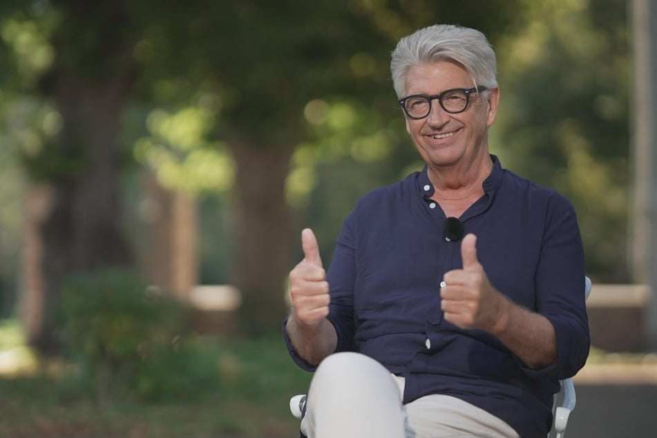 Franz Stärk (73) zeigt an, wie gut er seine Auswahl fürs "Golden Bachelor"-Finale findet.