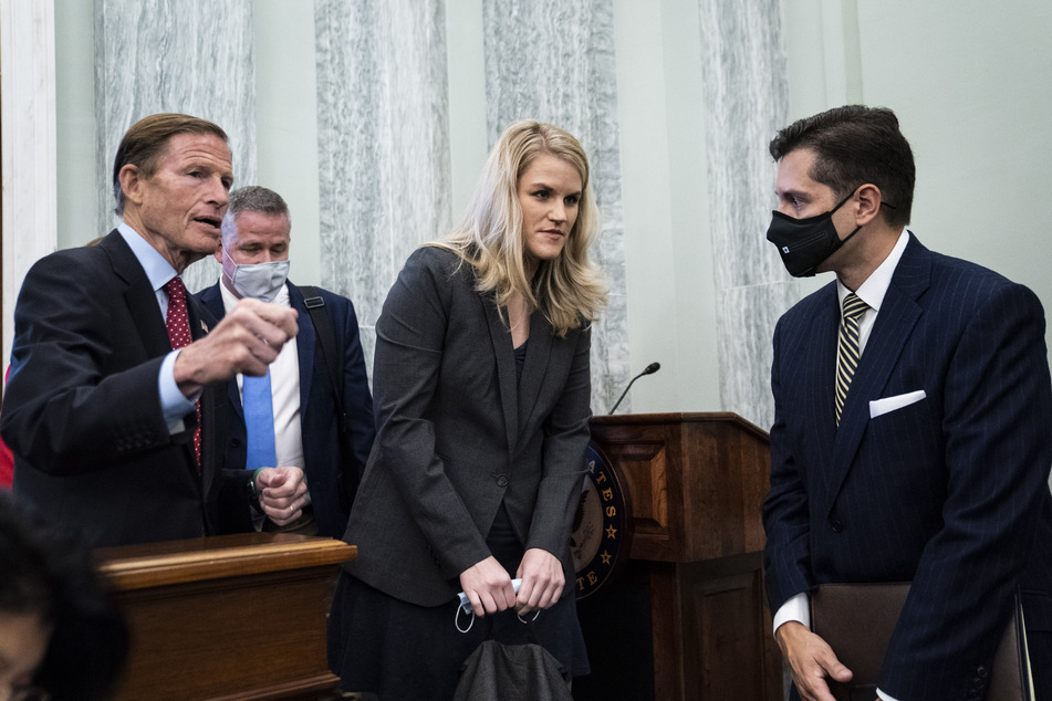 Die Whistleblowerin Frances Haugen wird bei ihrer Anhörung auf dem Capitol Hill vom US-Senator Richard Blumenthal begrüßt.