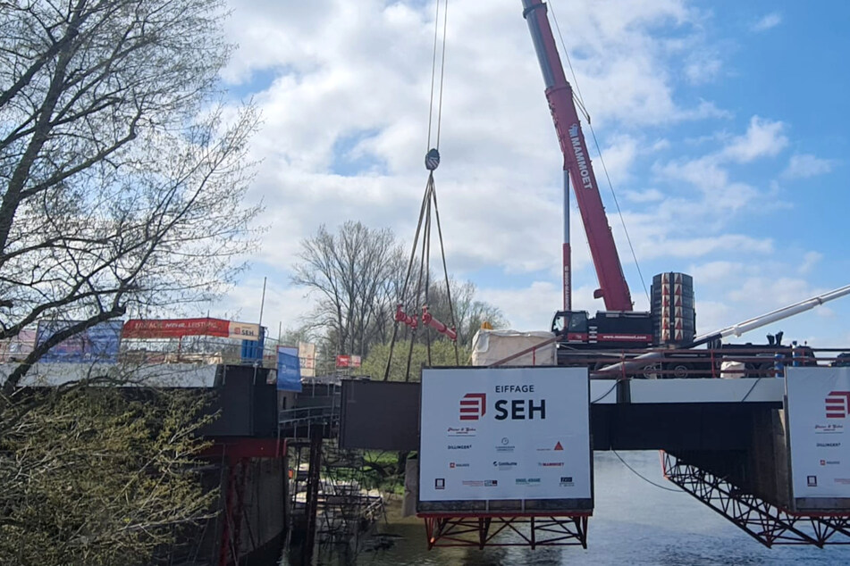 50 Tonnen schwere Stahlbauteile bringen endlich die Verbindung zwischen Brücke und Ostufer der alten Elbe.