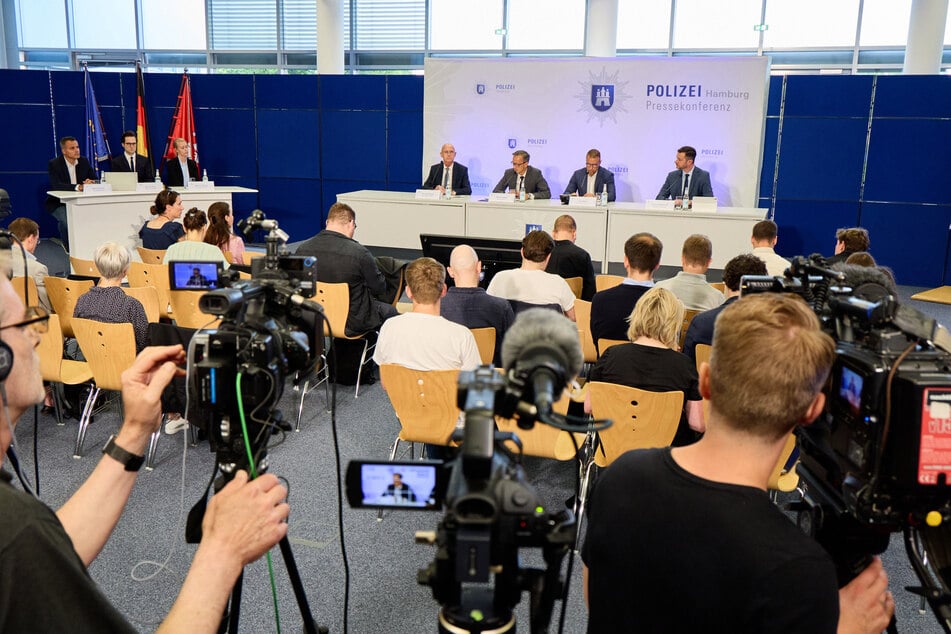 Am 18. Juni 2025 informierten die Staatsanwaltschaft, die Polizei und das LKA Hamburg über die mutmaßlichen Taten des Verdächtigen.