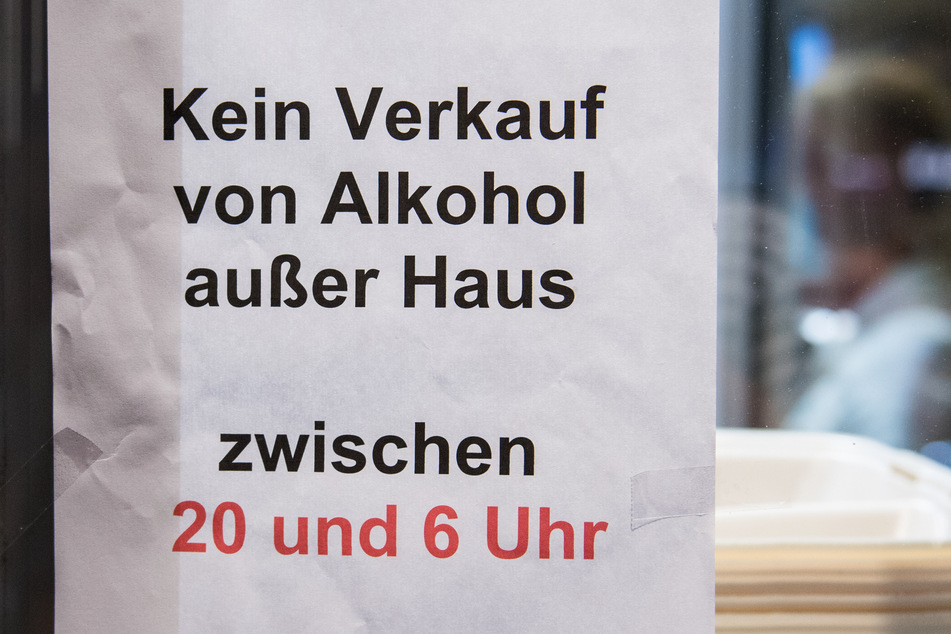 Ein Schild hängt auf der Reeperbahn an einem Imbiss.