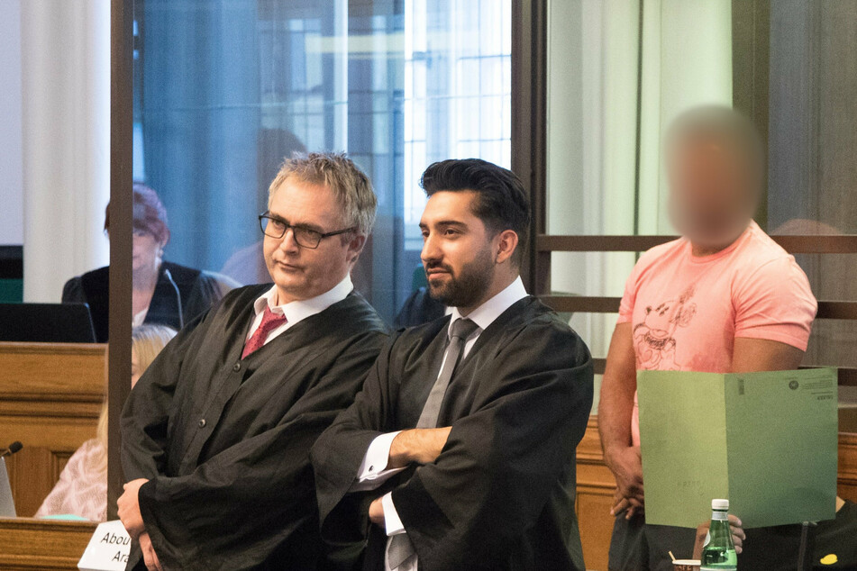 Arafat Abou-Chaker (45, r.) steht in einem Saal des Landgerichts.