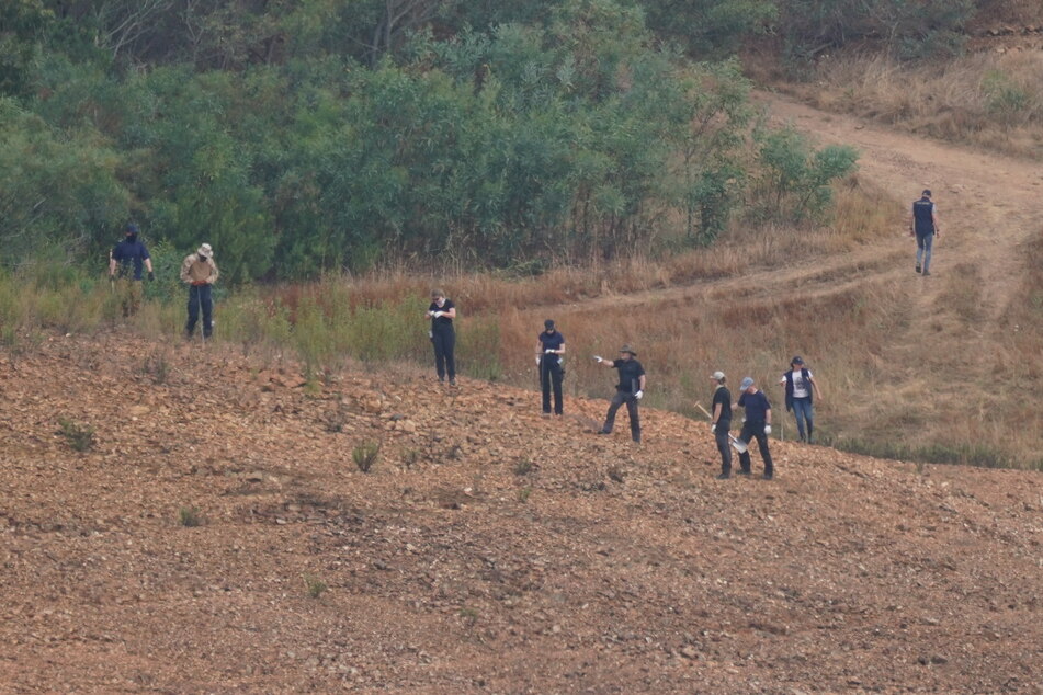 Polizisten arbeiteten im Mai am Ufer des Arade-Stausees während der Suche im Rahmen der Ermittlungen zum Verschwinden von Madeleine McCann.