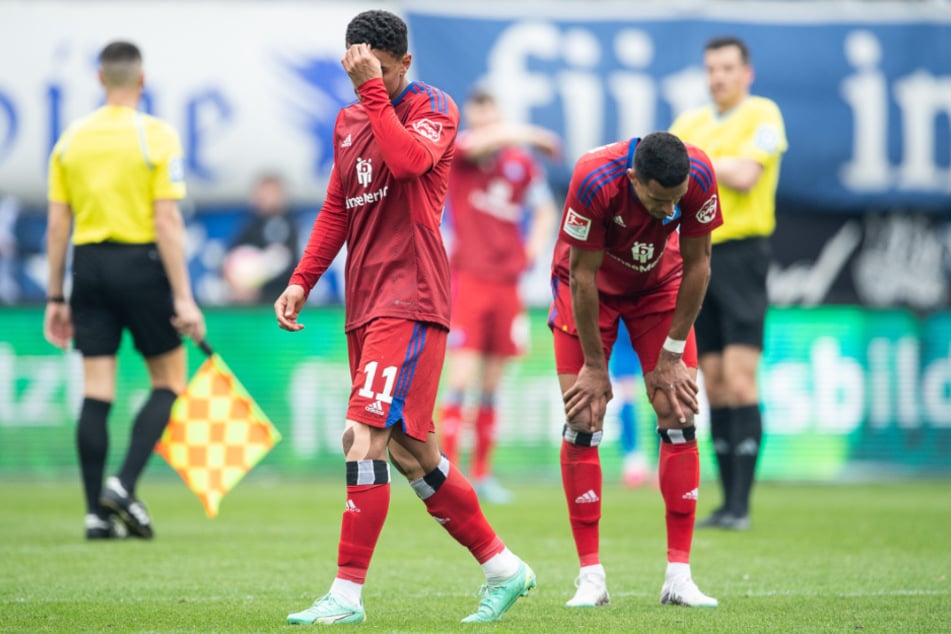 Enttäuschung pur bei den HSV-Spielern: Durch die Pleite in Magdeburg rückt der direkte Aufstieg in weite Ferne.