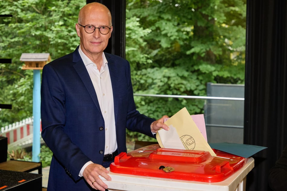 Hamburgs Bürgermeister Peter Tschentscher (58, SPD), hier bei der Abgabe seiner Stimmzettel, war mit dem Ergebnis seiner Partie zufrieden.