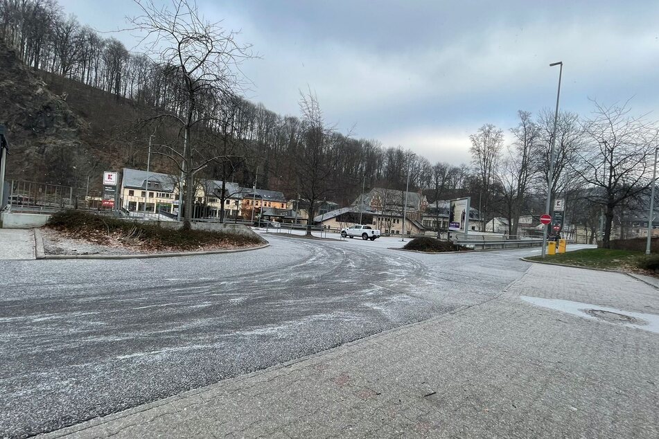 Ein Supermarkt-Parkplatz in Schwarzenberg ist wie leergefegt.