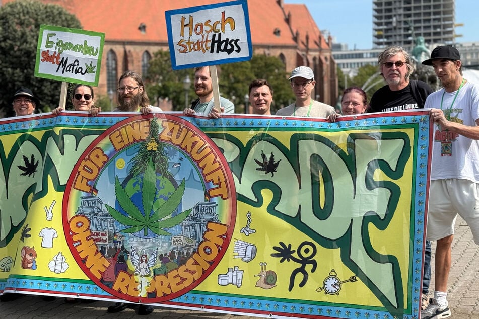 Hasch statt Hass fordern diese Teilnehmer bei der friedlichen Hanfparade.