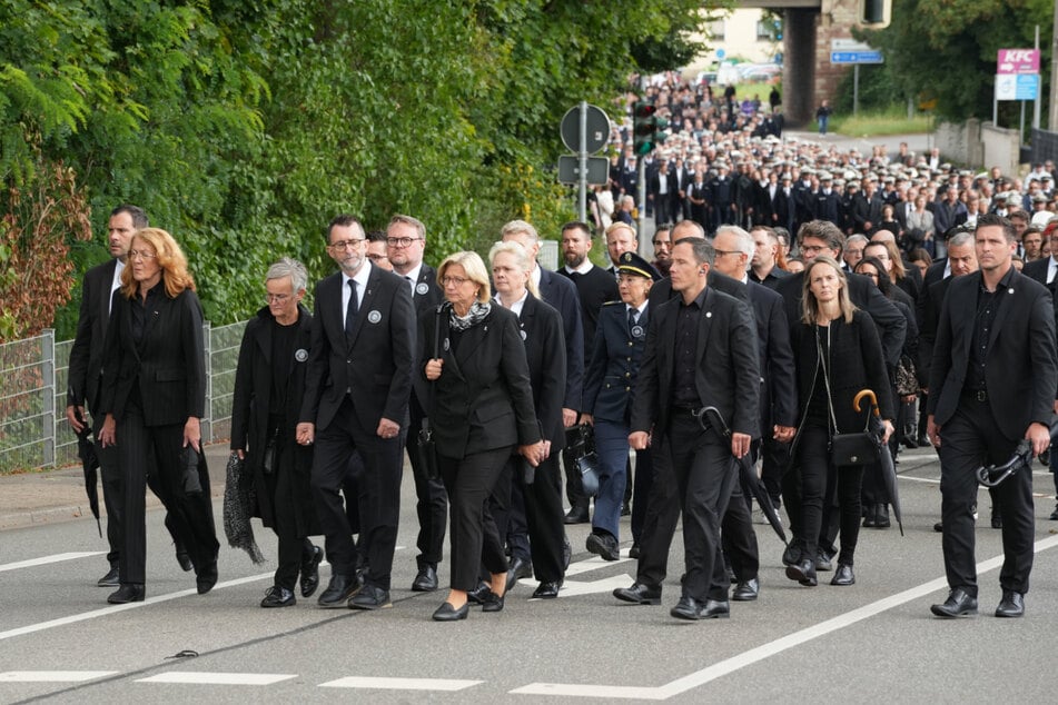 Ministerpräsidentin Anke Rehlinger (49, M.) und Innenminister Reinhold Jost (59, beide SPD) gehen mit zahlreichen Trauergästen zur Beisetzung.