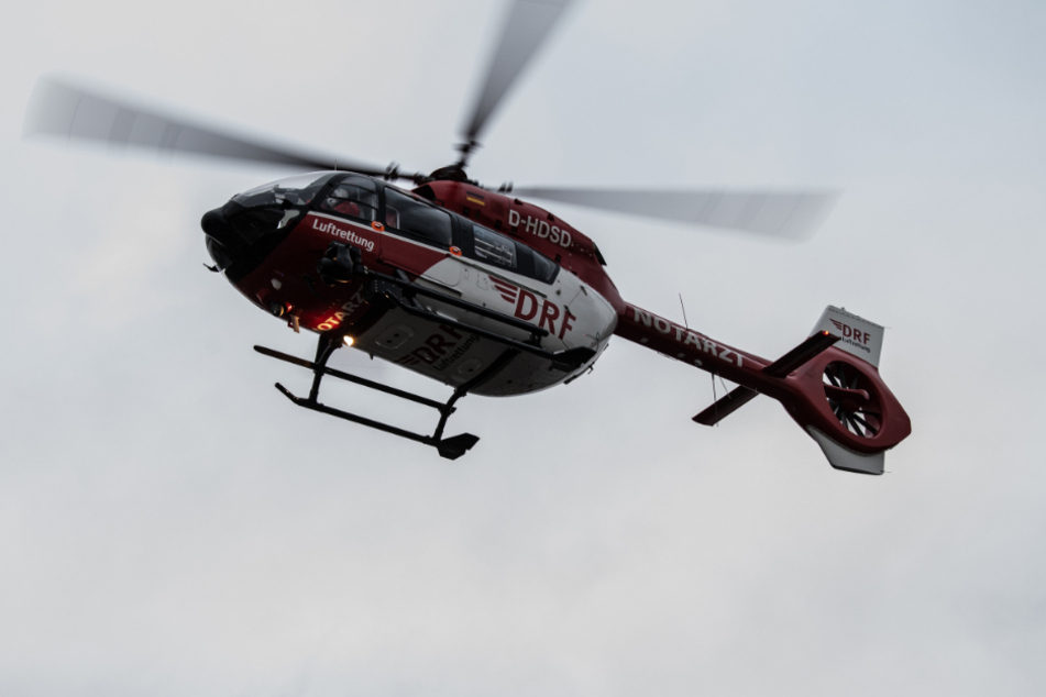 Ein Rettungshubschrauber flog den Mann in eine Klinik. (Symbolbild)