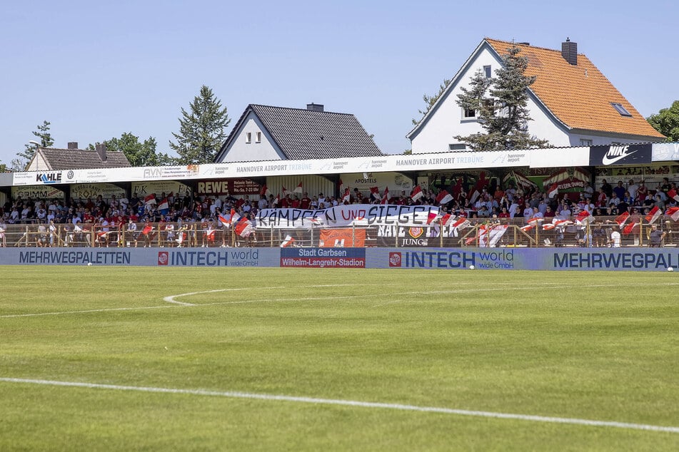 Ins Wilhelm-Langrehr-Stadion passen nur 2300 Zuschauer.
