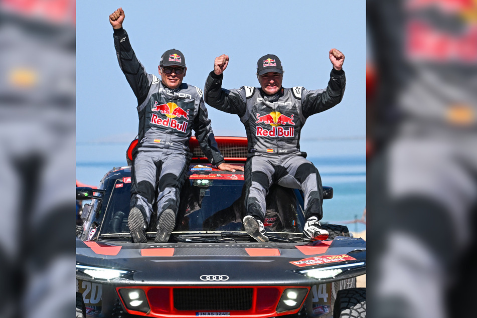 Carlos Sainz senior (61, r.) und sein Co-Pilot Lucas Cruz (49) krönten sich mit ihrem Audi zu den Wüsten-Königen.