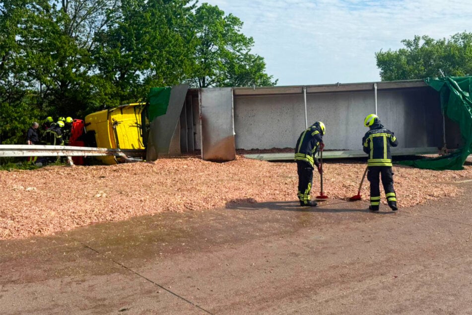 Unfall A14: Vollsperrung und ekelhafter Gestank auf A14: Schlachtabfall-Laster kracht mit Transporter zusammen