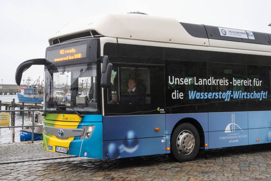 Busunfall mit Fahrerflucht auf Rügen: Frau bei Vollbremsung schwer verletzt