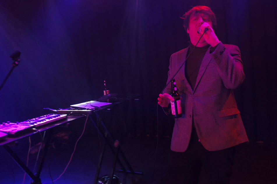 Brown spielt mit minimaler Begleitung.