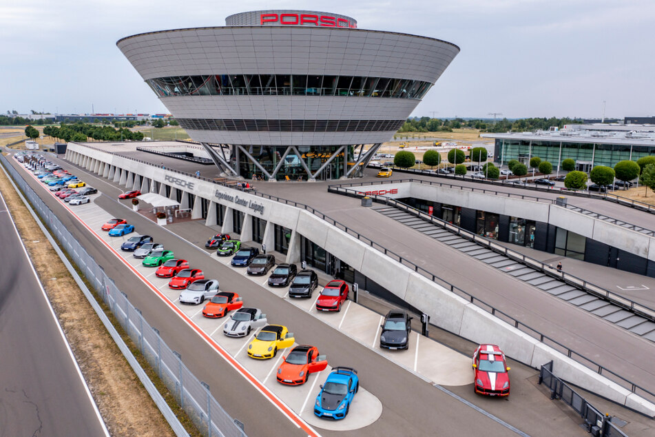Das ehemalige Kundenzentrum und heutige Experience Center von Porsche in Leipzig. 2002 fing der Autohersteller hier mit 300 Mitarbeitern an. Mittlerweile ist das Werk auf 4300 Mitarbeiter gewachsen.