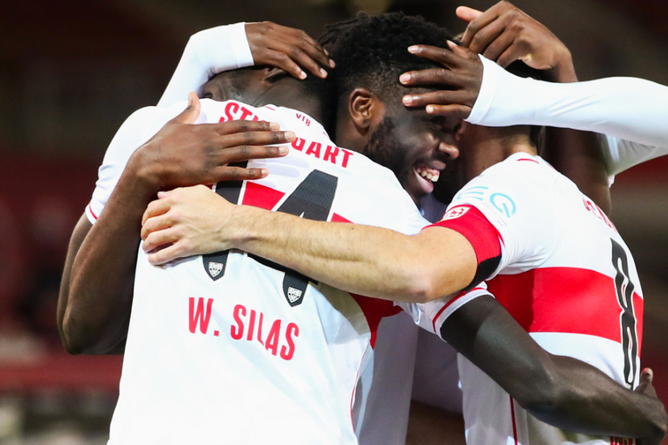 Stuttgarts Orel Mangala (22, M.) und Youngster Silas Wamangituka (21, l.) gehören zu den großen Talenten beim VfB. Sie werden umarmt vom Oldie Gonzalo Castro (33).
