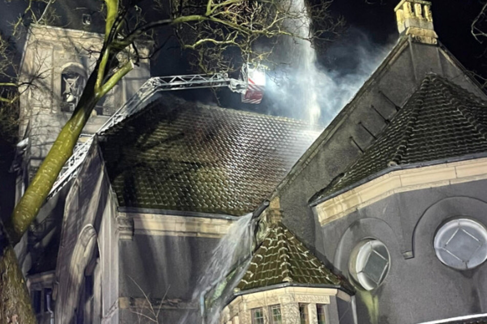 In einem Dachstuhl eines Seitenschiffs war es zu dem Brand gekommen.