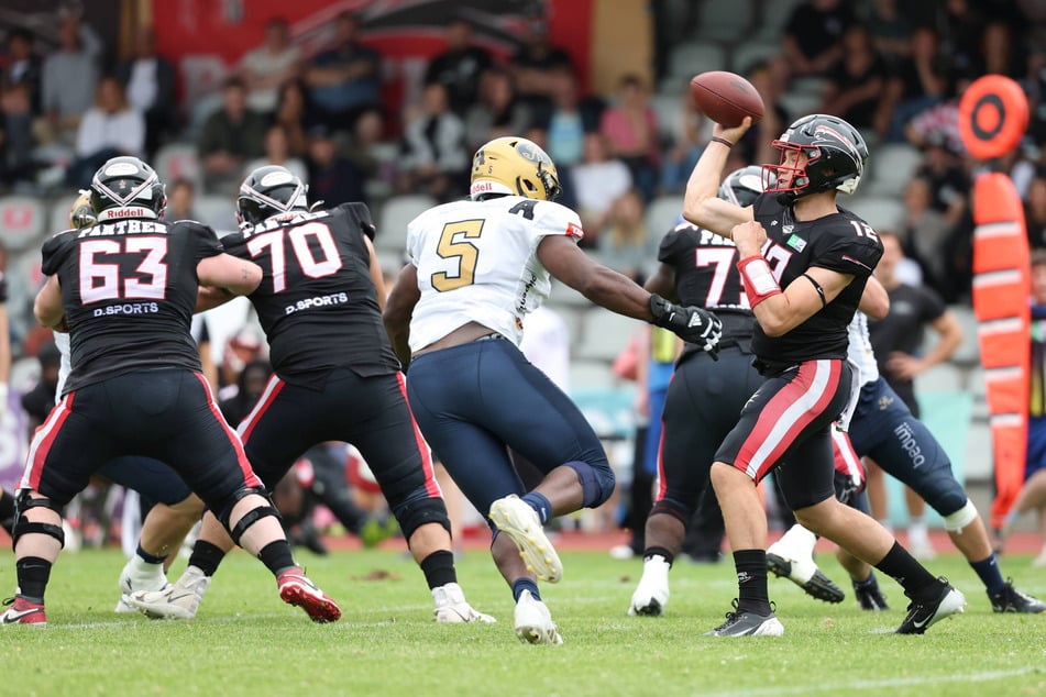 Setzte den Quarterback einmal perfekt für den Pick Six unter Druck: Deshon Hall (M.).