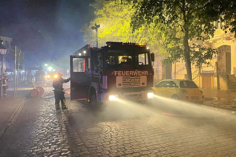 Dutzende Kameraden mehrerer Feuerwehren rückten am späten Mittwochabend aus, nachdem der Dachstuhl eines Mehrfamilienhauses in Brand geraten war.