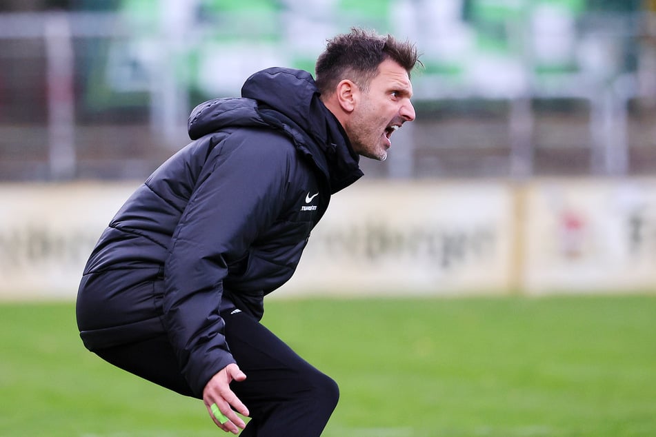 Chemie Leipzigs Trainer Adrian Alipour (46) absolvierte mit seinen Jungs am Freitag wenigstens ein Training.