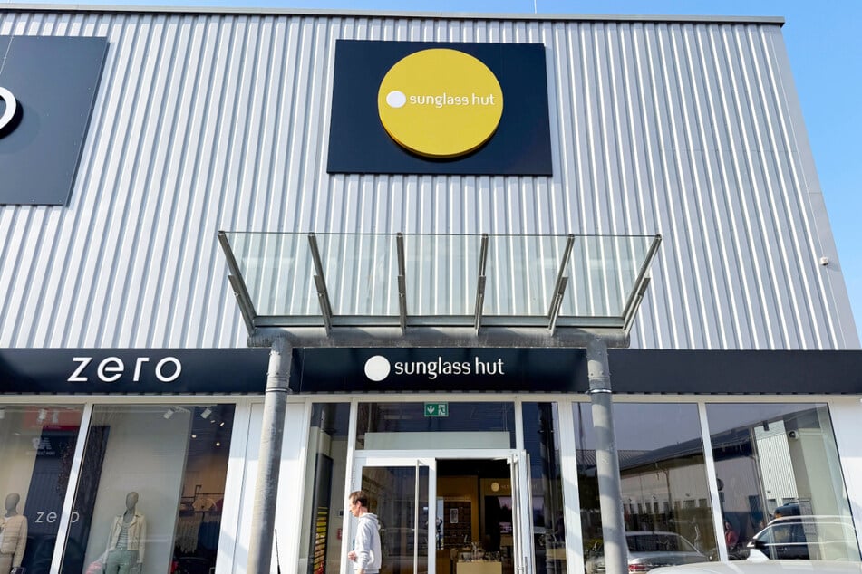 Sunglass Hut ist neben Zero und gegenüber von Nike.