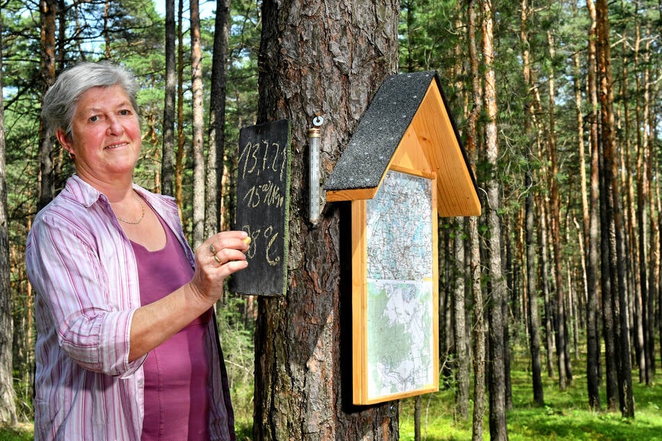 Karin (69) an der Kreide-Tafel und der neuesten Errungenschaft: einer Wanderkarte der Region.