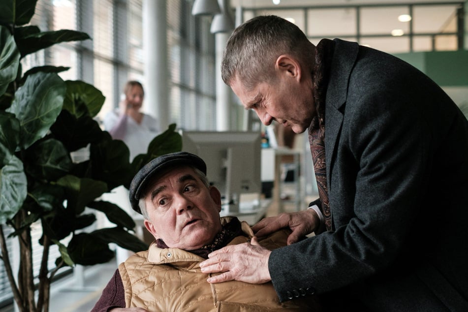 Ein alter Bekannter ist zu Gast in der Sachsenklinik: Udo von Wackerstein (l.). Dr. Rolf Kaminski muss sich allerdings nicht nur um ihn kümmern.