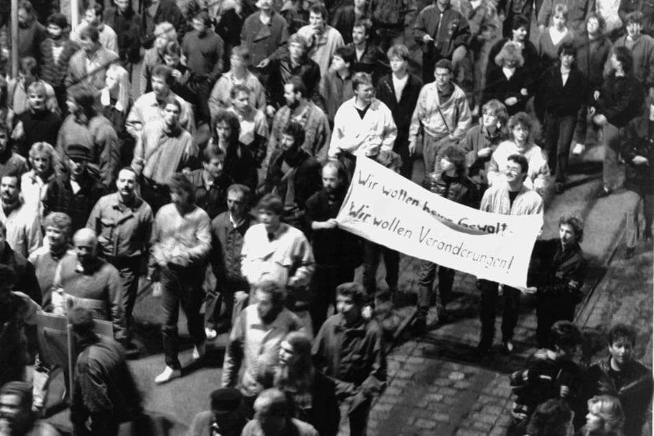 Der 2. Oktober war der Startschuss der Friedlichen Revolution. Bürger weiterer Städte schlossen sich den Demonstrationen an.