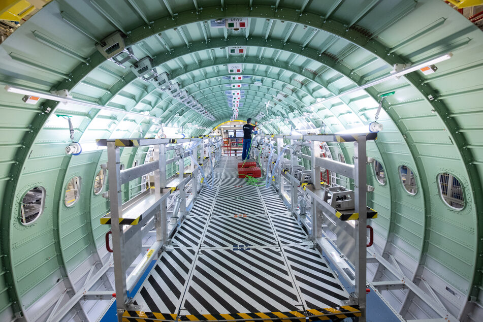 Ein Airbus-Techniker arbeitet in einem Rumpfsegment im Airbus Werk in Finkenwerder.
