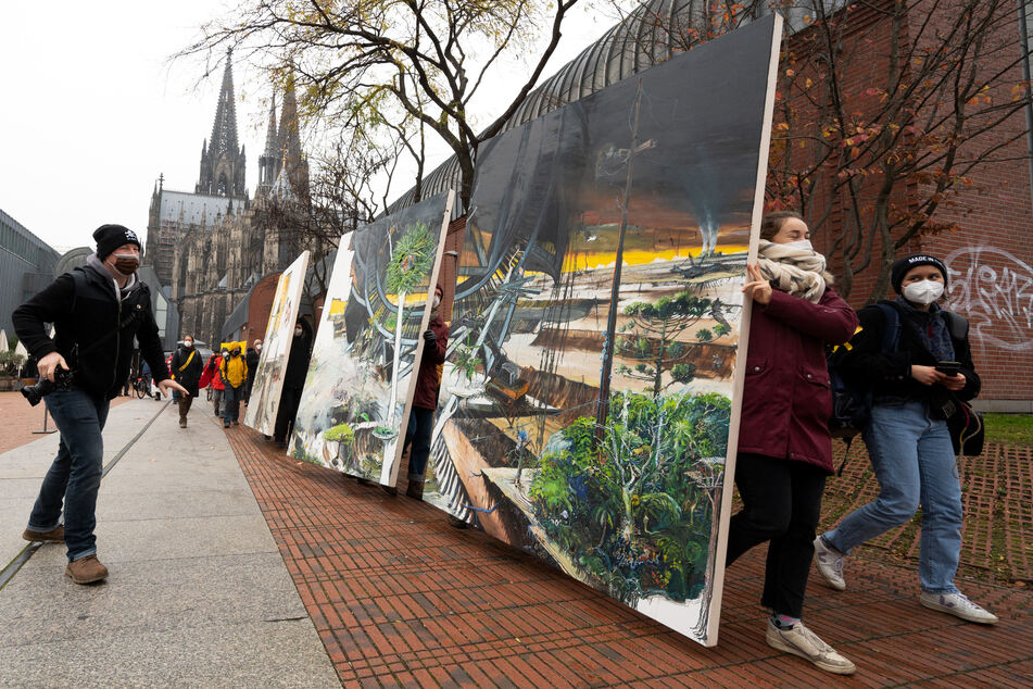 Fridays for Future protestieren mit Gemälde gegen Braunkohleabbau