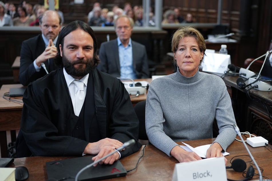 Christina Block mit ihrem Anwalt Ingo Bott (42) am Dienstag vorm Hamburger Landgericht. Hinter der Steakhouse-Erbin sitzt ihr Lebensgefährte und ebenfalls Angeklagter Gerhard Delling (66).