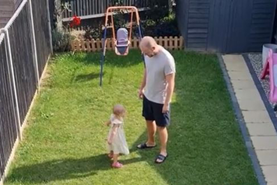 Tochter Arabella (2) und Papa Connor sind im Garten fleißig am Üben.