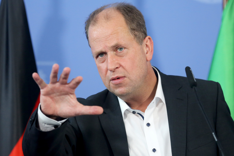 NRW-Minister Joachim Stamp hält nichts von einer Klassenteilung in den Schulen.