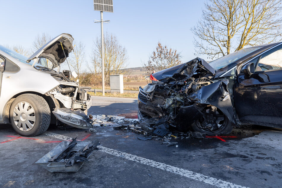 Die Fahrer des beiden Opel wurden schwer verletzt.