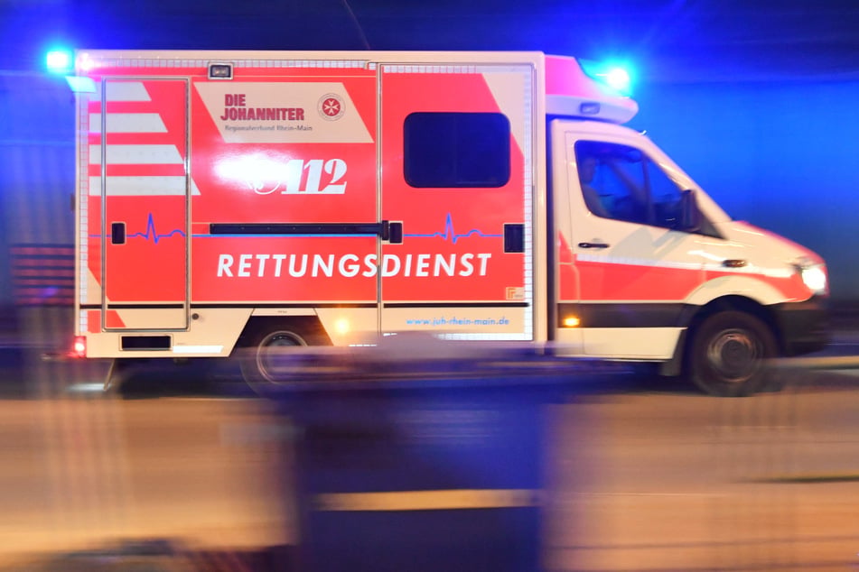 Die Retter mussten den Radfahrer in eine Klinik bringen. (Symbolbild)