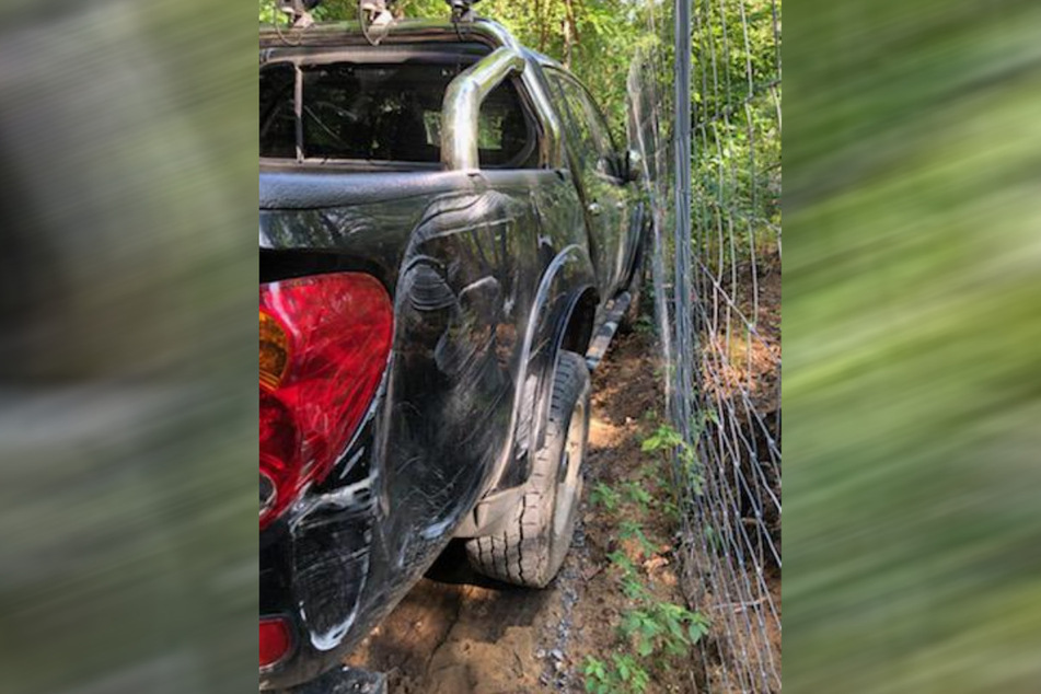 Demoliert am Wildzaun wurde der Forst-Mitsubishi damals aufgefunden. Die Einbrecher hatten versucht, damit durch die Umfriedung zu fahren.
