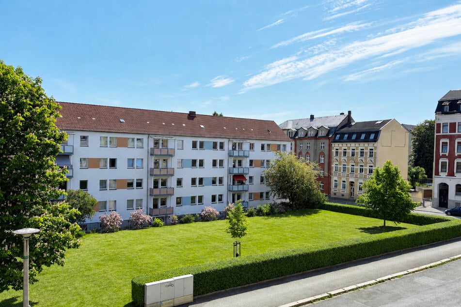 Auf der Festwiese hinter dem Wohnhaus Hölderlinstraße 11-15 findet das Mieterfest statt.